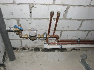 На фото - медные водопроводные трубы в жилом доме, vantus.org.ua